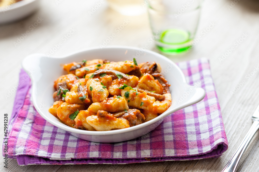 Gnocchi di patate conditi con sugo rosso e funghi porcini Gnocchi di patate conditi con sugo rosso e funghi porcini
