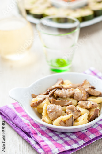 Gnocchi di patate e castagne misti con funghi porcini nel piatto