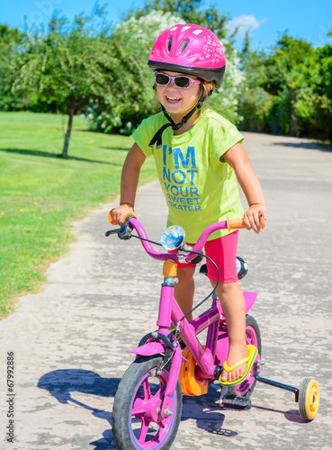 Bambina in bicicletta
