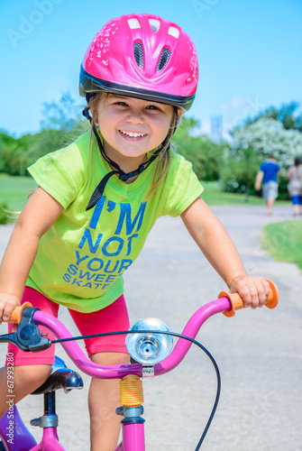 Bambina in bicicletta photo