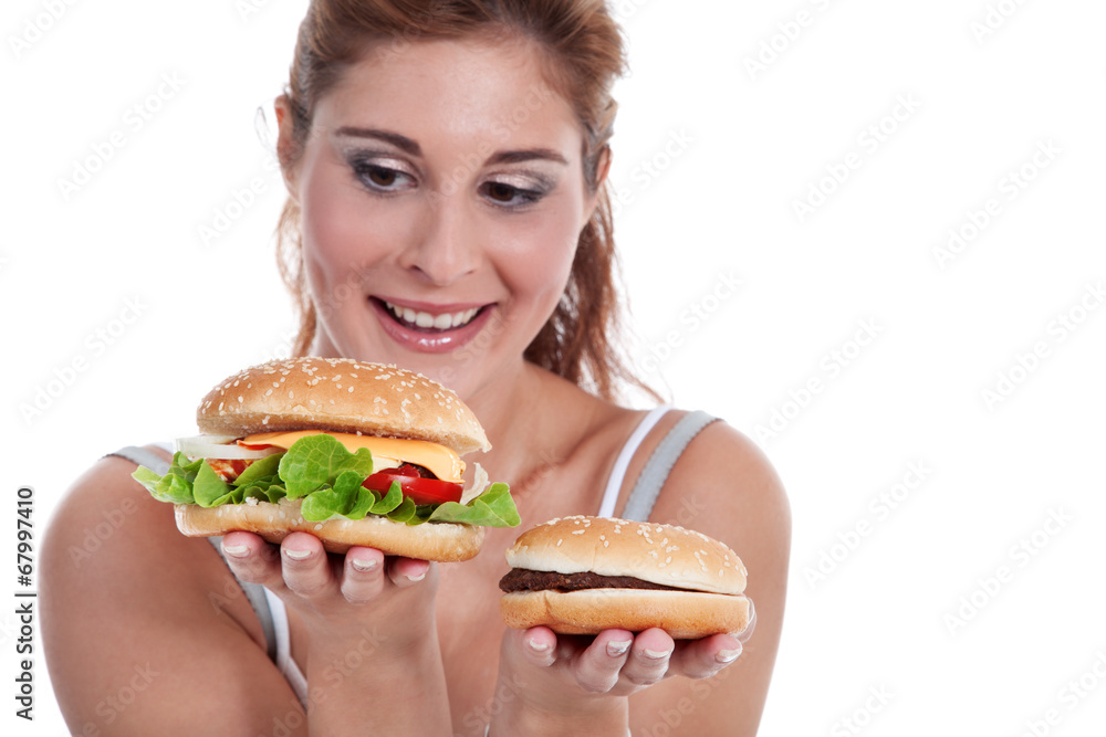 Frau vergleicht Hamburger selbstgemacht mit Original Nahaufnahme