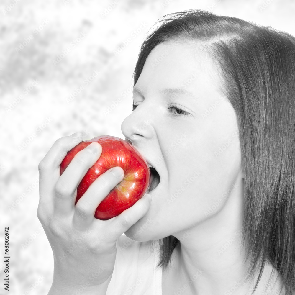 hübsches Mädchen, beißt in einen frischen gesunden roten Apfel hübsches Mädchen, beißt in einen frischen gesunden roten Apfel