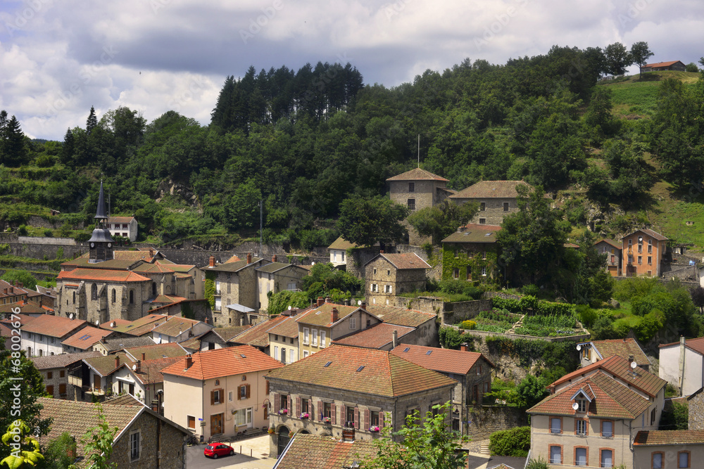 Le village d'Olliergues (63880) dans le Massif Central, département du Puy-de-Dôme en région Auvergne-Rhône-Alpes, France