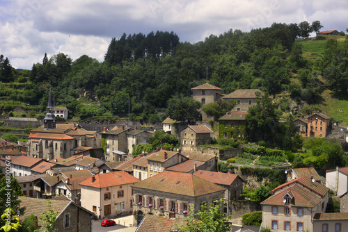 Le village d'Olliergues (63880) dans le Massif Central, département du Puy-de-Dôme en région Auvergne-Rhône-Alpes, France