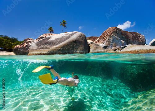 Canvas Print Woman snorkeling in tropical water