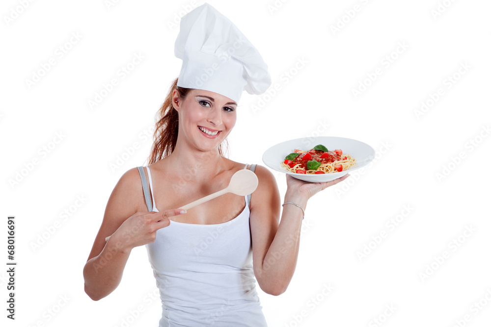 Köchin mit Kochmütze bringt Spaghetti Porträt Köchin mit Kochmütze bringt Spaghetti Porträt