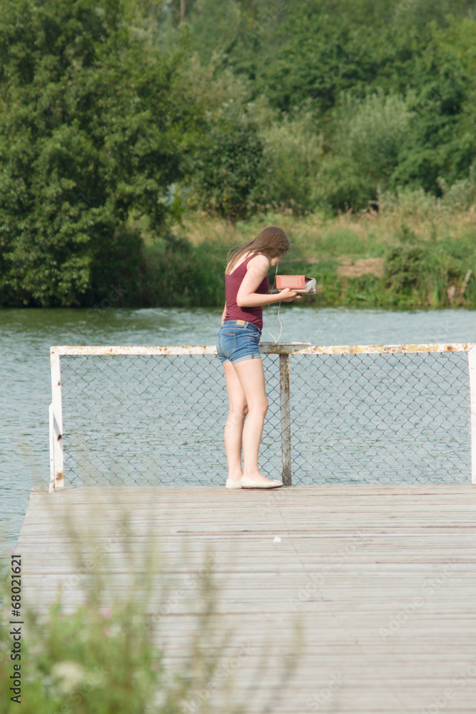 Młoda kobieta wypoczywa nad wodą