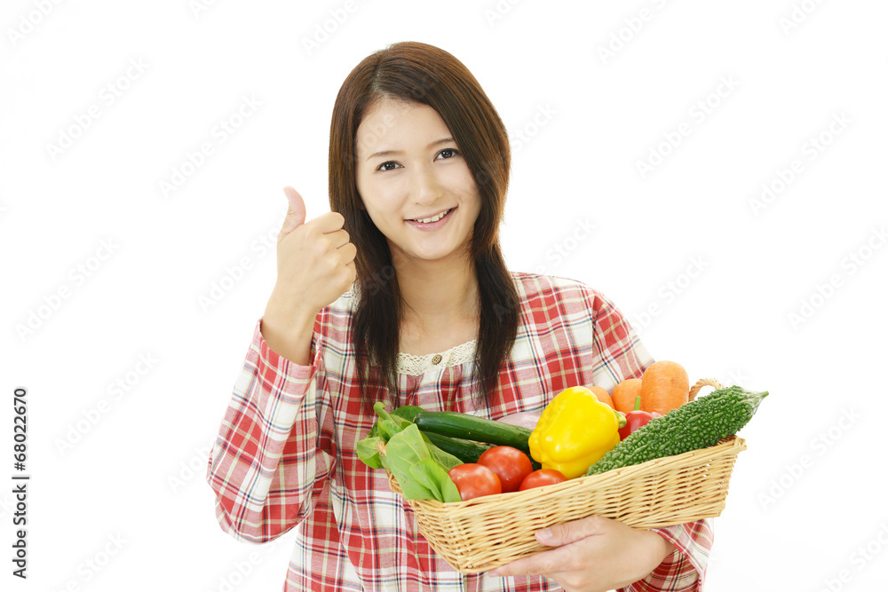 野菜を持つ笑顔の女性 野菜を持つ笑顔の女性
