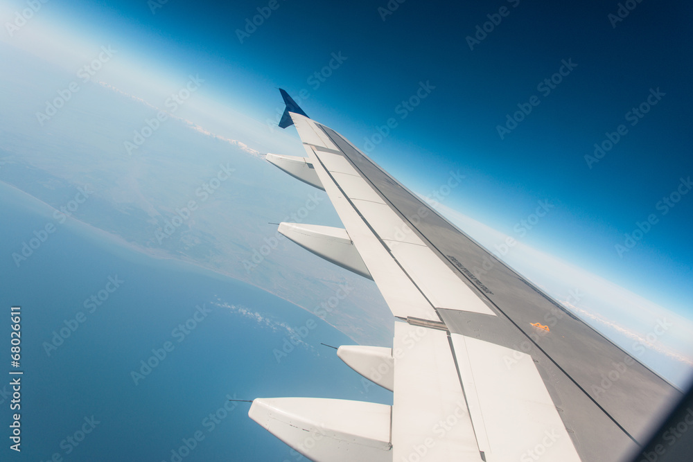 Obraz premium Airplane wing out of window