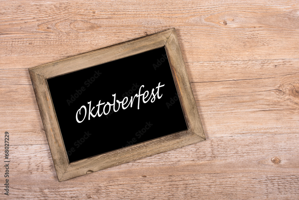 Schwarze Tafel mit Text Oktoberfest