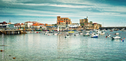 Fototapeta Naklejka Na Ścianę i Meble -  Harbour of Castro Urdiales, Spain