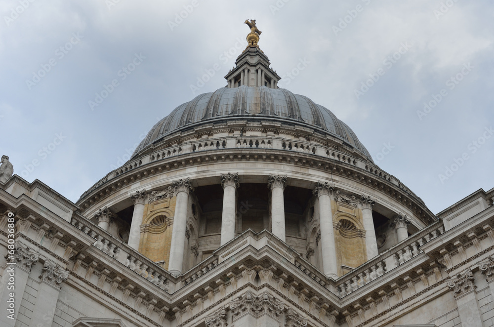 Symmetrical view of st pauls dome