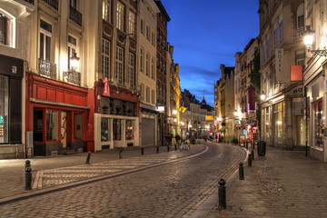 Handdoek met foto Brussel Kronkelende straat in oud Brussel  © Bogdan Lazar