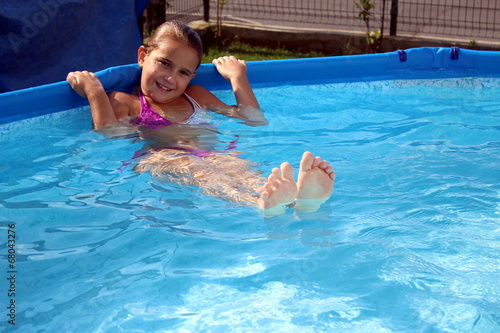 bambina in piscina
