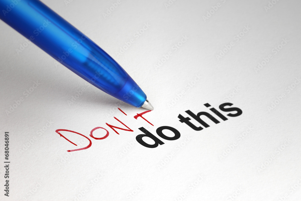 Ταπετσαρία Don't do this. Written on white paper