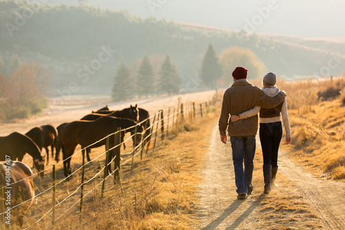 Φωτογραφία young couple walking in farm road
