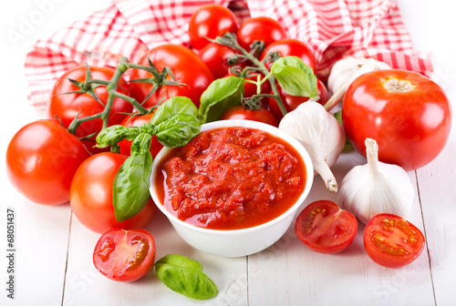 tomato sauce with fresh vegetables