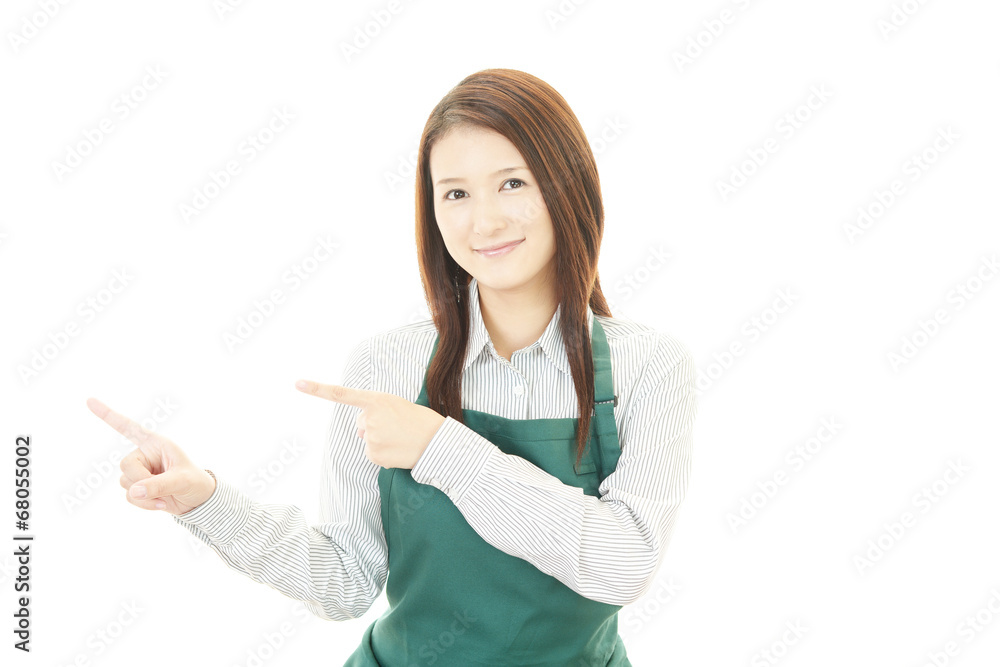 エプロンを着た笑顔の女性