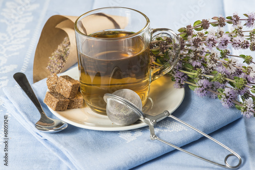 Taza de poleo menta manzanilla te para medicina alternativa photo