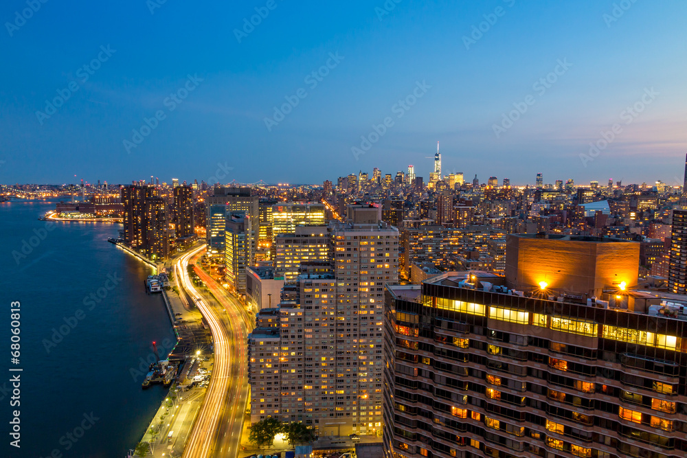 Obraz premium New York City skyline with urban skyscrapers at sunset.