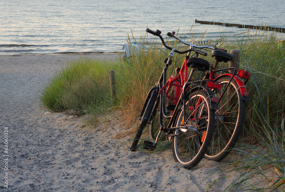 Fototapeta premium Fahrräder bei Sonnenuntergang am Strand