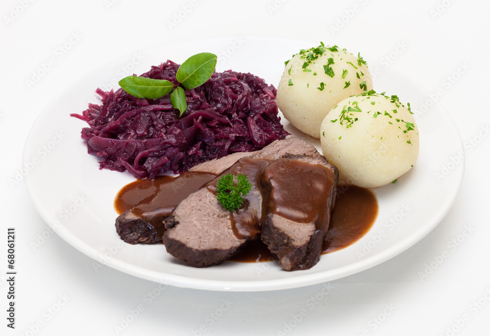 Lammbraten mit Rotkohl und Klößen Lammbraten mit Rotkohl und Klößen