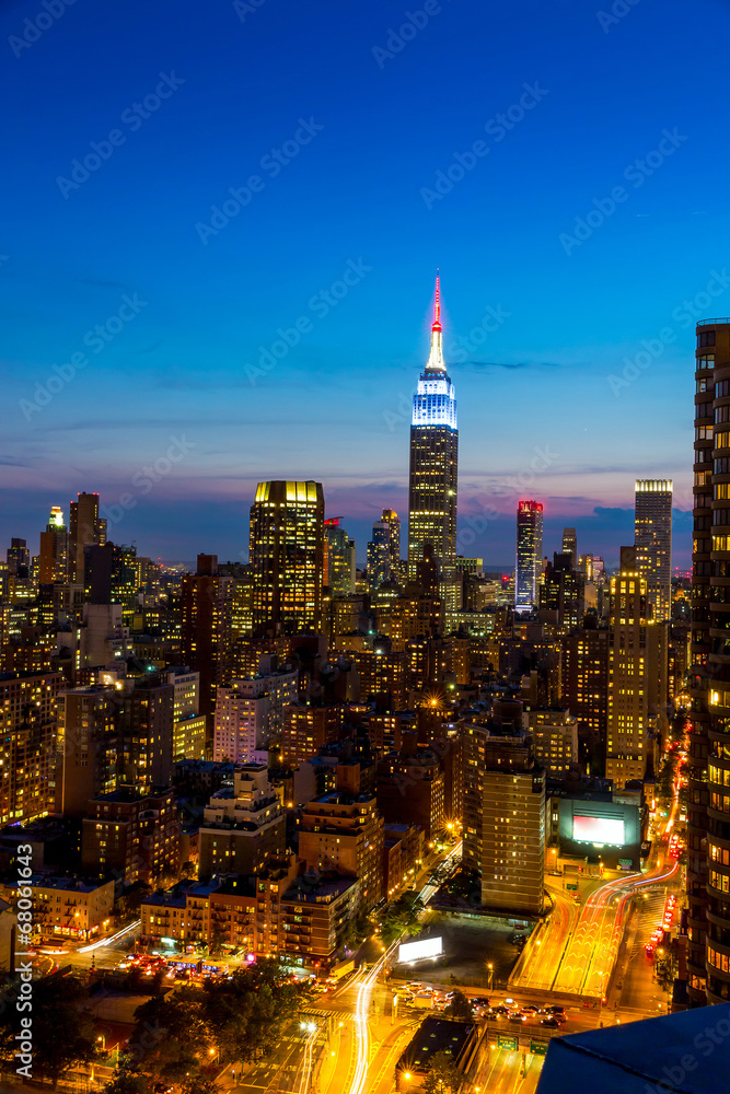 Obraz premium New York City skyline with urban skyscrapers at sunset.