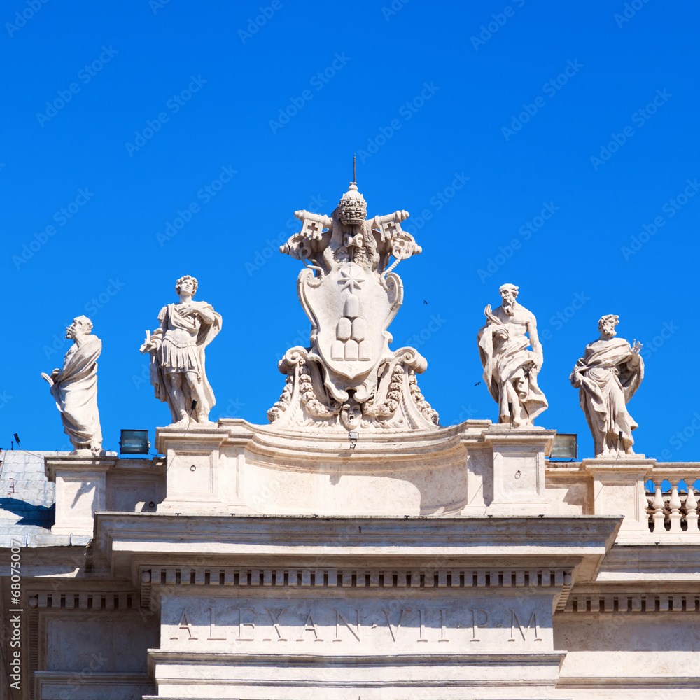 Skulpturen auf den Kolonnaden des Petersplatzes in Rom
