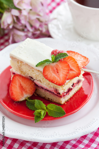 Fototapeta Naklejka Na Ścianę i Meble -  Piece of  strawberry cake