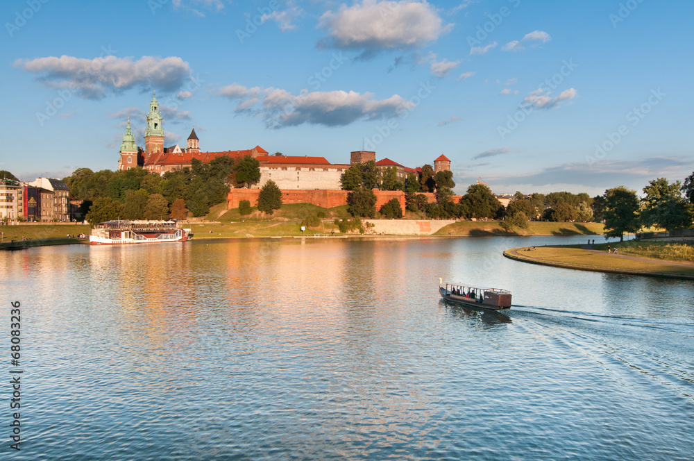 Obraz premium The boat on Vistula River near Wawel Royal Castle in Krakow