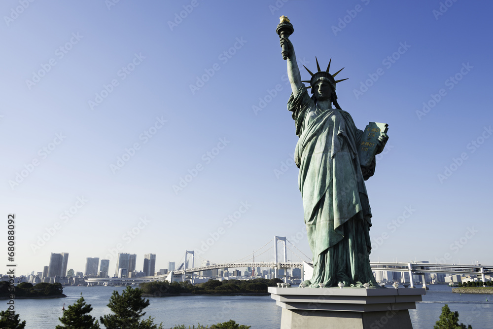 Fototapeta premium Statua Wolności i Tęczowy Most, Tokio
