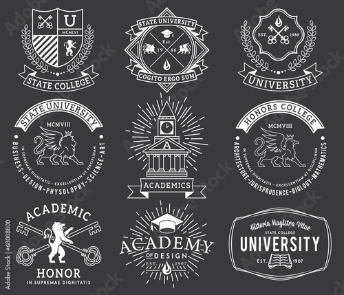 Valokuva College and University badges 2 WB