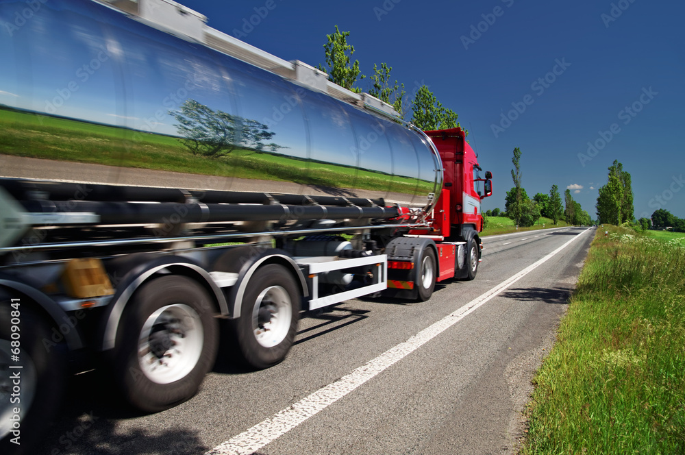 Mirroring the landscape chrome tank truck moving on a highway - obrazy, fototapety, plakaty 