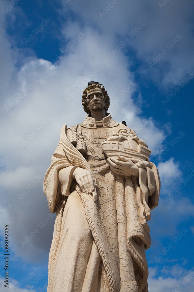 Obraz premium Famous Portas do Sol Belvedere with St. Vicente Statue in Lisbon
