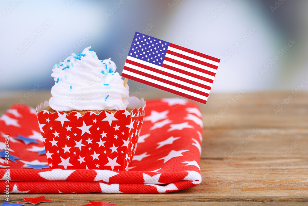 Obraz premium American patriotic holiday cupcake on wooden table