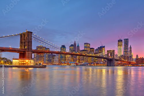 Fototapeta Naklejka Na Ścianę i Meble -  Brooklyn bridge and Manhattan at dusk