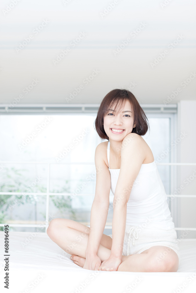 自宅でリラックスする女性