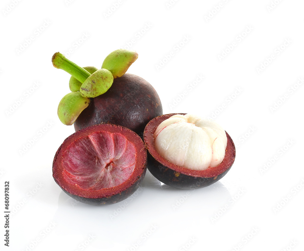 Fototapeta premium mangosteen isolated on white background