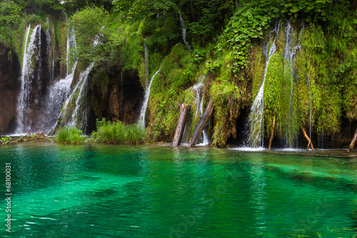 Fototapeta Naklejka Na Ścianę i Meble -  Waterfall and lake at Plitvice Lakes, Croatia.