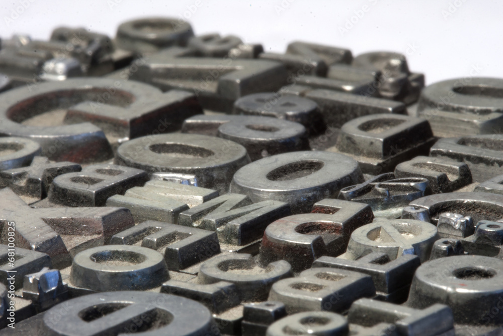 Zufällige Anordnung der Buchbleilettern