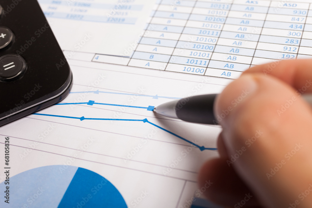 Obraz premium Man writing on a business document