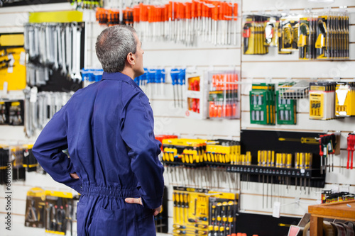 Quadro su tela Worker With Hands On Hip In Hardware Store