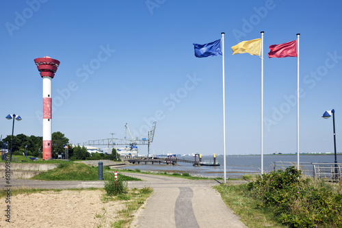 Nordenham, Leuchtturm und Hafen photo