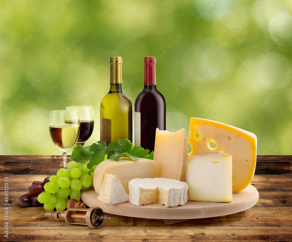 Naklejka premium wine and cheese tasting in the countryside