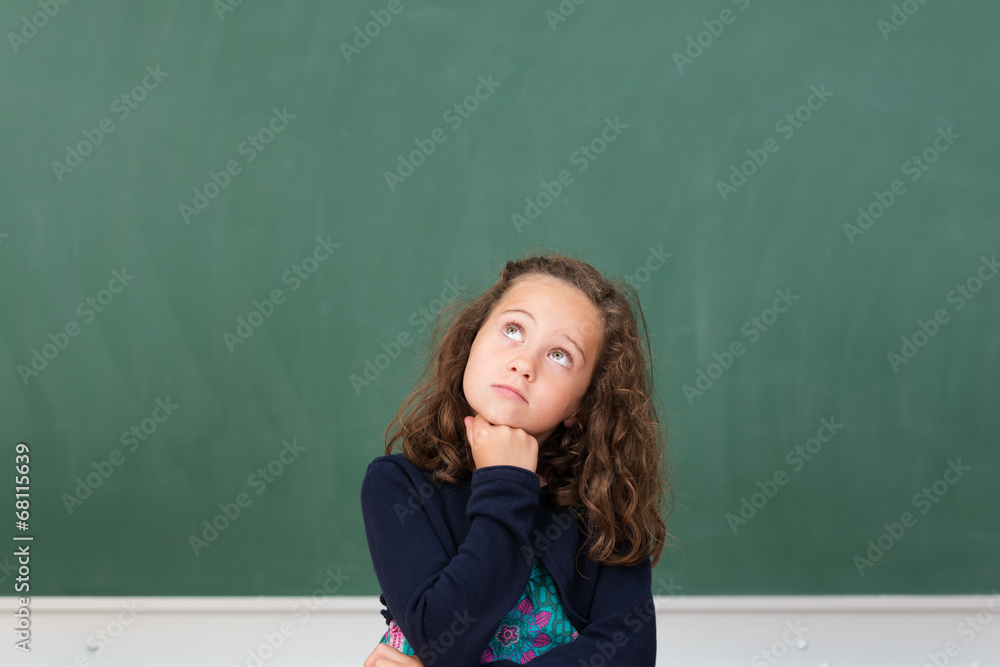 schulkind schaut traurig nach oben schulkind schaut traurig nach oben