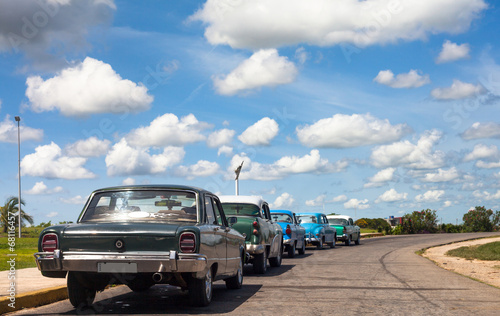 Kuba parkende Oldtimer auf der Strasse