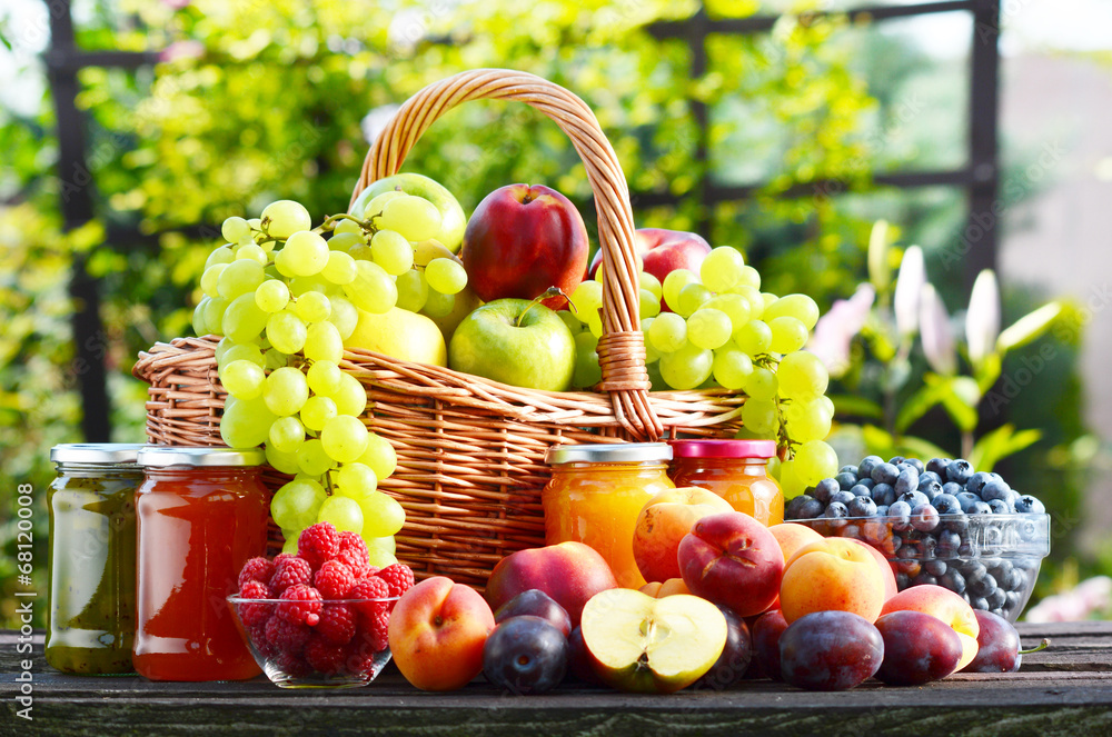Naklejka premium Świeże dojrzałe organicznie owoc w ogródzie. Zbilansowana dieta