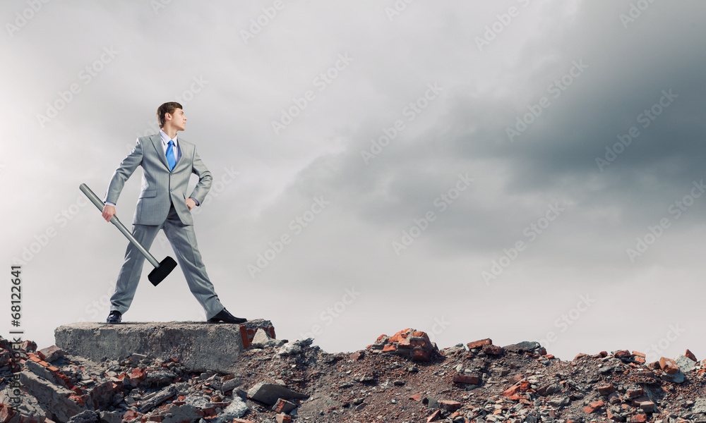 Obraz premium Businessman with hammer