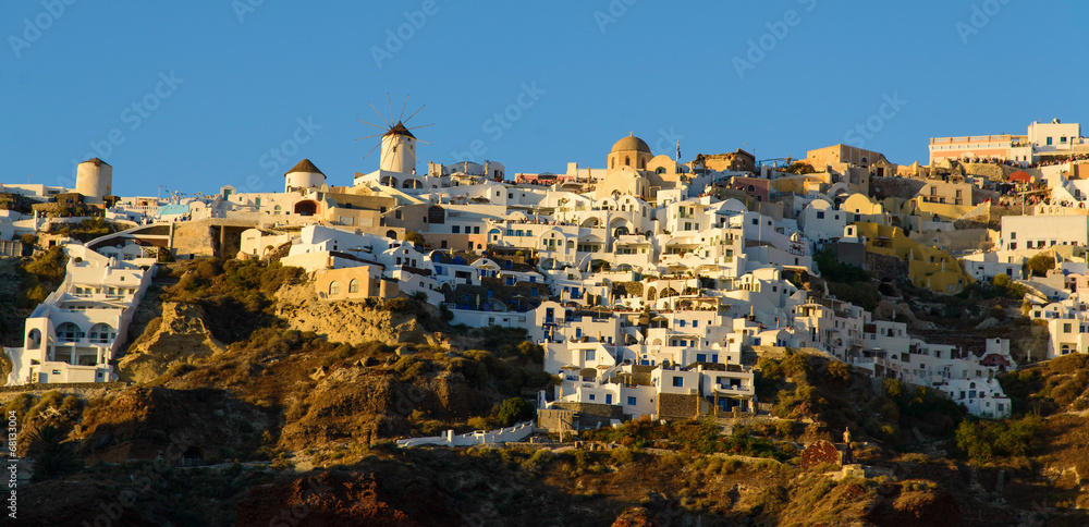 Le village d'oia à Santorin depuis la baie d'Amoudi