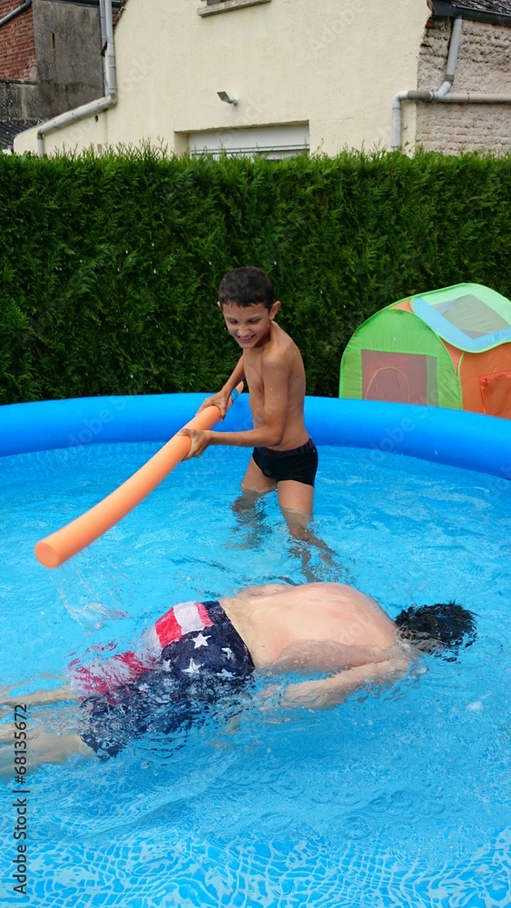 Garçon jouant dans une piscine